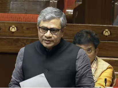 केंद्रीय मंत्री अश्विनी वैष्णव ने लोकसभा के बाद टेलीकम्युनिकेशन बिल 2023 राज्यसभा में पेश किया। जिसे राज्यसभा से भी पास कर दिया गया है। अब इसे मंजूरी के लिए राष्ट्रपति के पास भेजा जाएगा। - Dainik Bhaskar