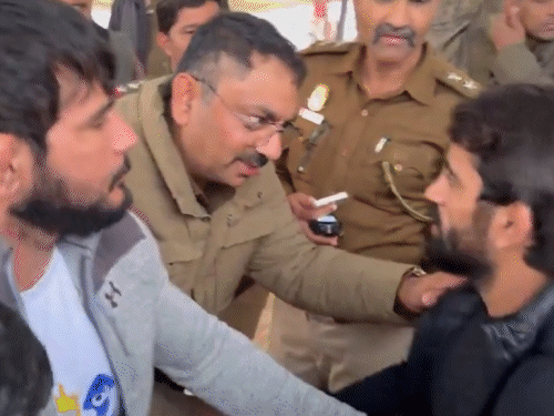 रेसलर बजरंग पूनिया जब अवॉर्ड लौटाने पीएम के आवास पर पहुंचे तो वहां मौजूद पुलिस ने उन्हें अंदर जाने से रोक दिया। - Dainik Bhaskar