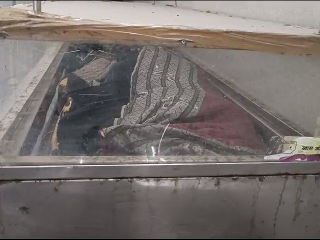 दोनों शवों को एक ही फ्रीजर में रखा गया था।