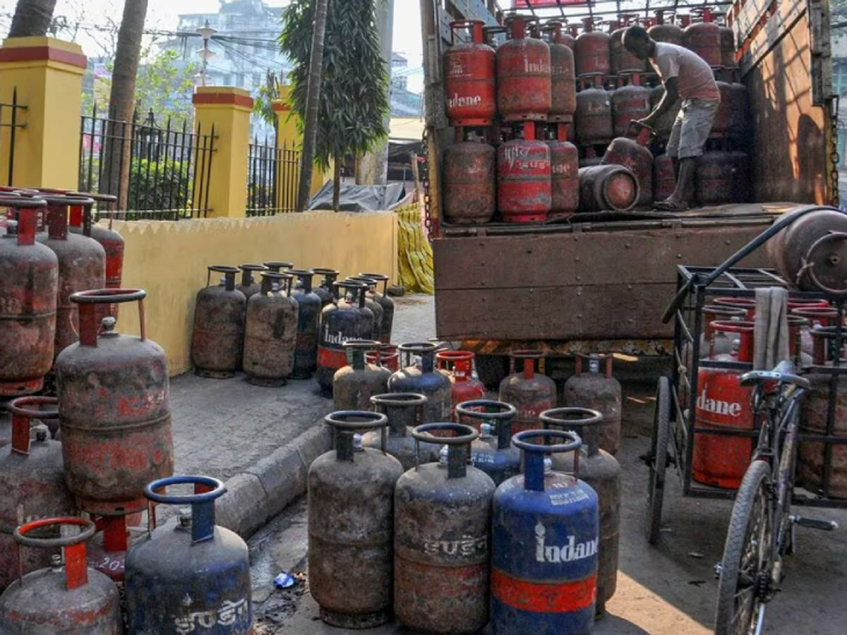 डोमेस्टिक यानी घरेलू LPG की कीमत 903 रुपए (14.2 किलोग्राम सिलेंडर) ही है। - Dainik Bhaskar