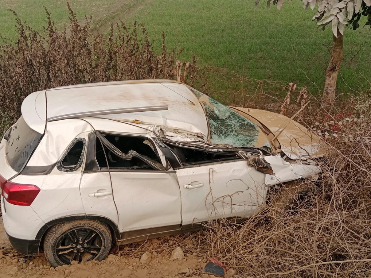 Fatehabad Accident fog car collides tree Roadways bus | फतेहाबाद में ...