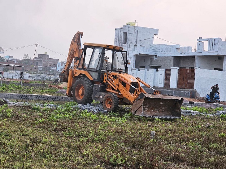 अवैध निर्माण पर चला निगम का बुलडोजर। - Dainik Bhaskar