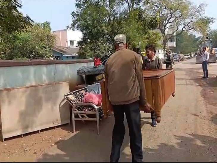 कार्रवाई के दौरान अंदर से सामान निकालकर सड़क पर रखती बीएसपी की टीम