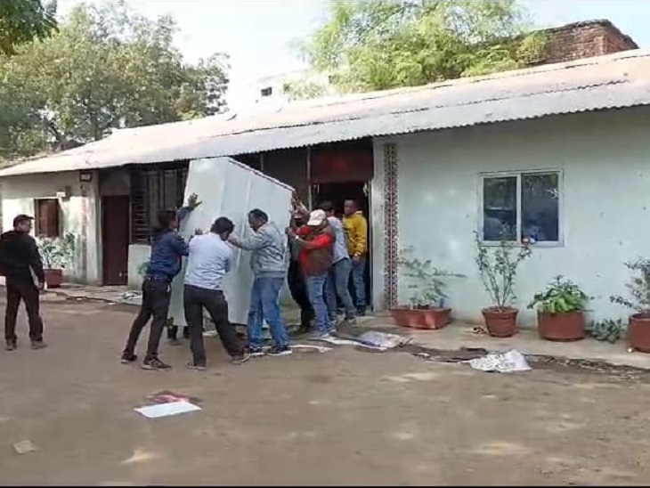 सील कार्रवाई के बाद फिर से सामान रखकर किया गया कब्जा