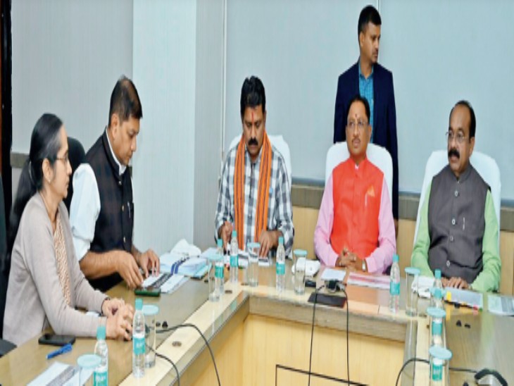 सीएम विष्णुदेव साय ने मंत्रालय में अफसराें के साथ बैठक की। - Dainik Bhaskar