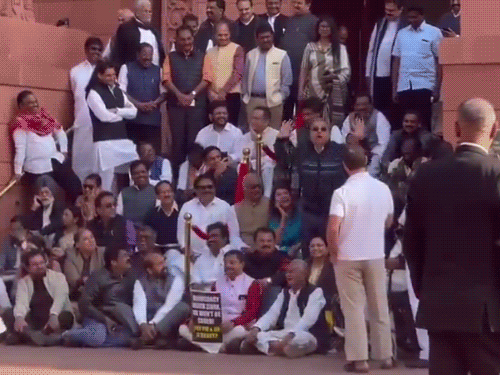 9 दिसंबर को TMC सांसद कल्याण बनर्जी ने जगदीप धनखड़ की मिमिक्री की थी। इस पर उपराष्ट्रपति ने कहा कि अपमान सहने के बावजूद किसी को सेवा के मार्ग से हटना नहीं चाहिए। - Dainik Bhaskar