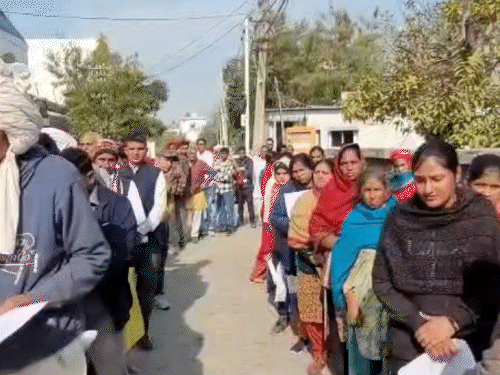 गृह मंत्री अनिल विज के आवास पर लगी फरियादियों की लाइन।