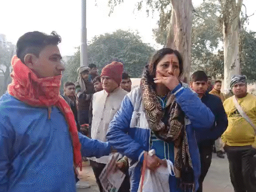 Crowd gathered to visit Banke Bihari Temple | बांके-बिहारी के दर्शन करने जा रहीं दो महिलाओं की मौत: पैदल जा रही थीं, एक को आया हार्ट अटैक दूसरे की हाई BP से गई जान