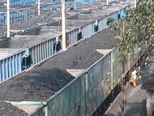 कोयला से भरी मालगाड़ी। - Dainik Bhaskar