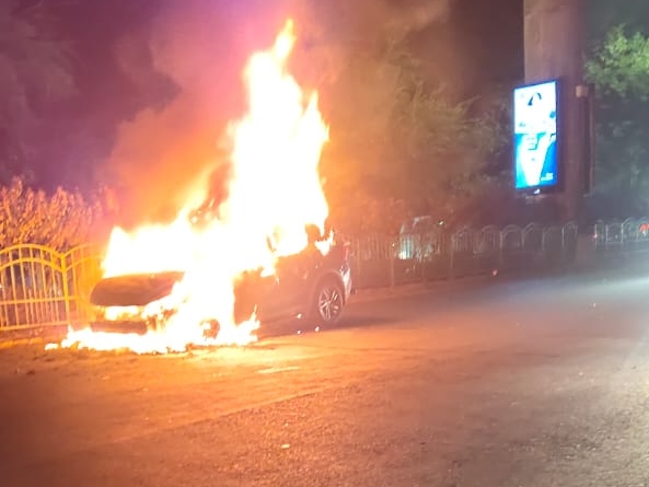 शहडोल: बीच शहर चलती लग्जरी कार बनी आग का गोला शहडोल: बीच शहर चलती लग्जरी कार बनी आग का गोला