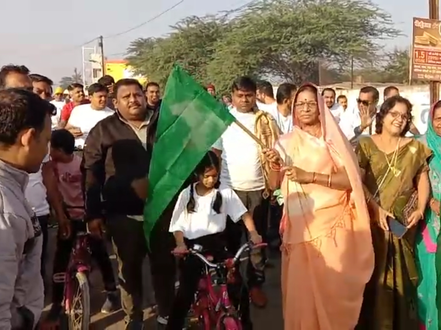 Pledge of cleanliness administered to people | 'स्वच्छता की शुरुआत ...