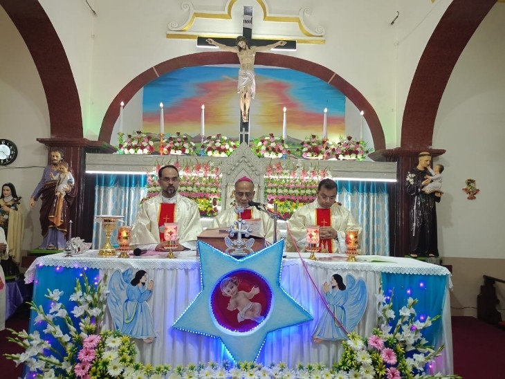 Christmas festival started with the birth of Lord Jesus | प्रभु यीशु के  जन्म के साथ शुरू हुआ क्रिसमस त्योहार: गोरखपुर के सभी चर्चों में की गई  प्रार्थना, लोगों ने केक ...