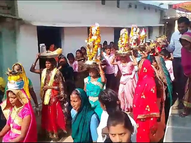 गांव के ठाकुर तालाब में गौरा गौरी का विसर्जन