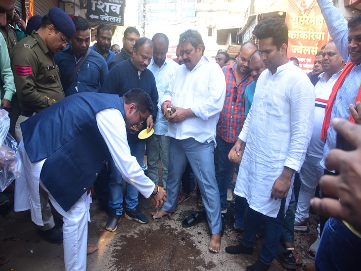 सड़क के डामरीकरण का भूमि पूजन करते विधायक और महापौर।