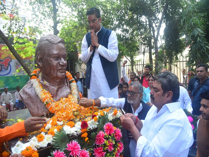 अटल बिहारी वाजपेयी की प्रतिमा पर किया माल्यार्पण। - Dainik Bhaskar