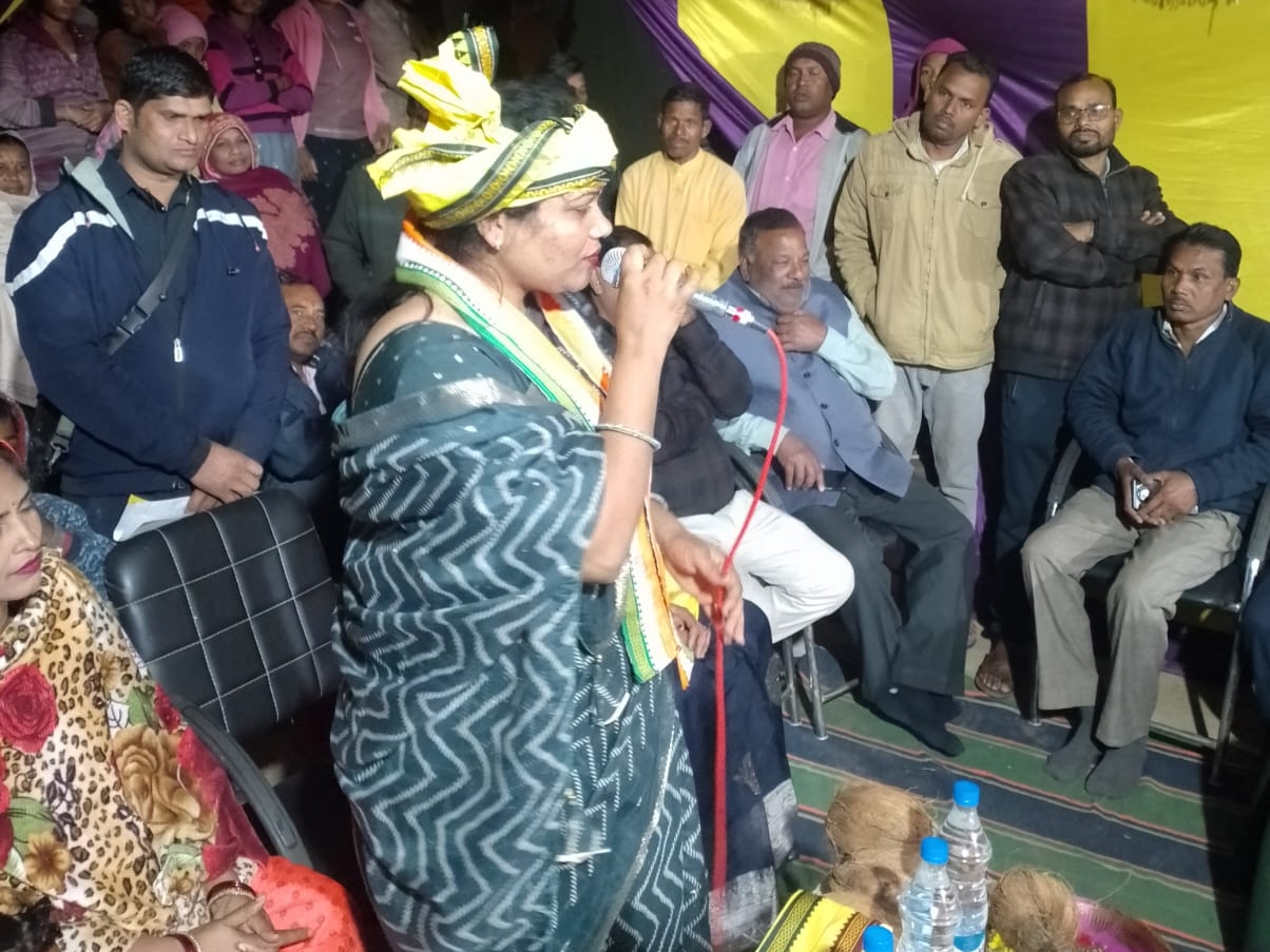 बिलाईगढ़ विधायक कविता प्राण लहरे लोगों को सम्बोधित किया।