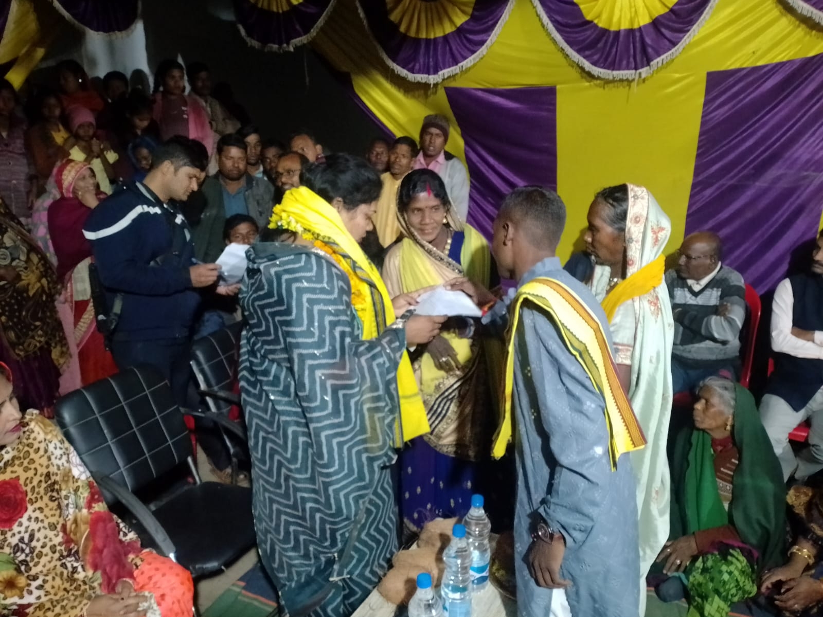 बिलाईगढ़ विधायक को भक्तों ने भेंट देकर स्वागत किया।