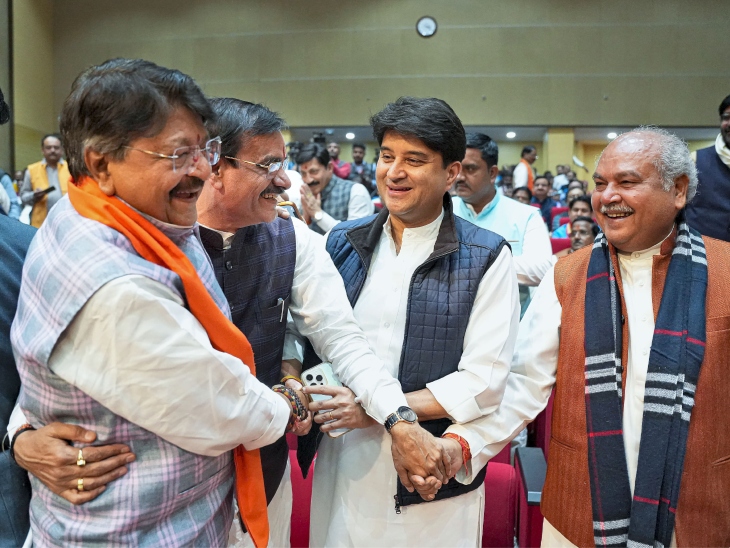मोहन यादव के मंत्रिमंडल गठन कार्यक्रम में शामिल हुए भाजपा राष्ट्रीय महासचिव कैलाश विजयवर्गीय, मध्य प्रदेश भाजपा अध्यक्ष वीडी शर्मा, केंद्रीय मंत्री ज्योतिरादित्य सिंधिया और मध्य प्रदेश विधानसभा स्पीकर नरेंद्र सिंह तोमर।