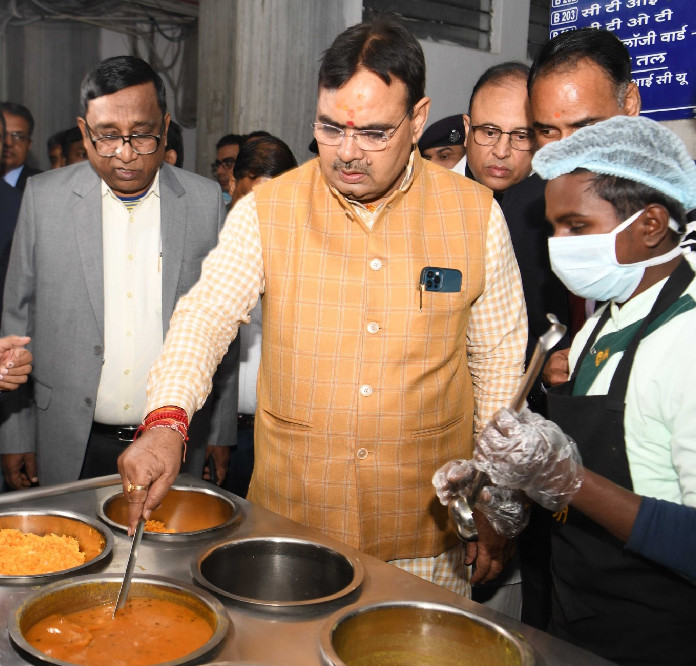 अधीक्षक को लगाई फटकार, बोले- ऑफिस में बैठकर काम नहीं होगा, बाहर निकलकर हालात देखो|जयपुर,Jaipur - Dainik Bhaskar