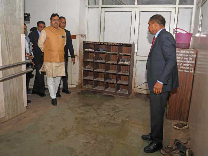 अधीक्षक को लगाई फटकार, बोले- ऑफिस में बैठकर काम नहीं होगा, बाहर निकलकर हालात देखो|जयपुर,Jaipur - Dainik Bhaskar