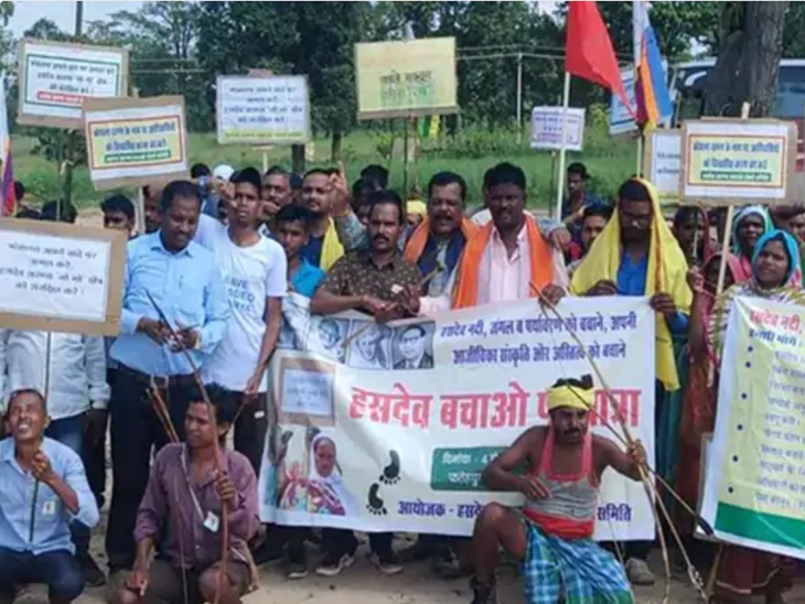 Protest against cutting of trees in Hasdev by forming human chain ...