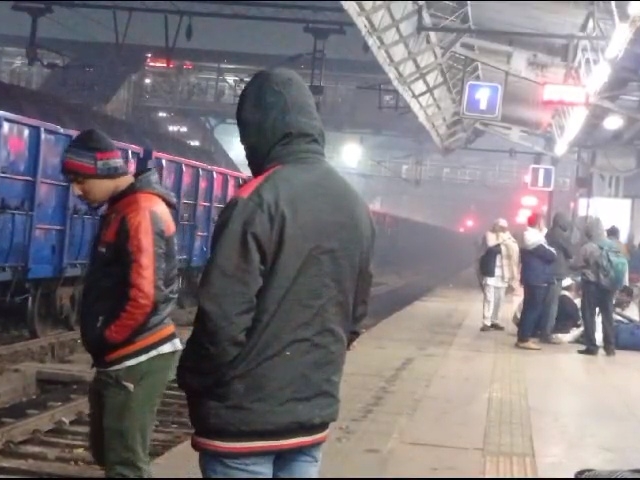 कोहरे से दिल्ली रूट की ट्रेनें 17 घंटे लेट । - Dainik Bhaskar