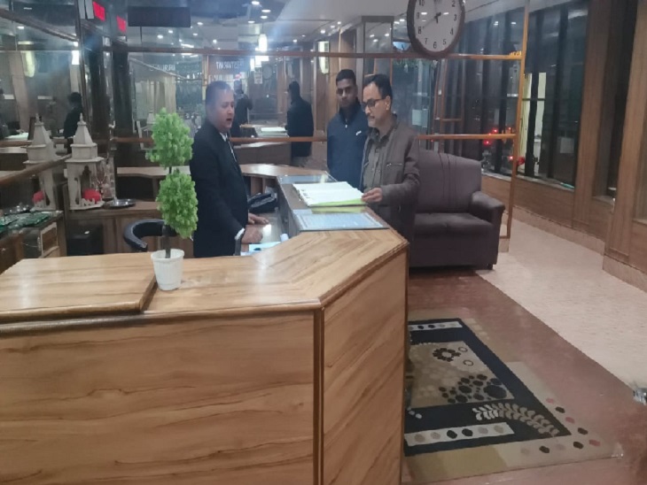 होटल-लॉज में पुलिस की टीम ने की जांच, संचालकों को दी गई हिदायत।