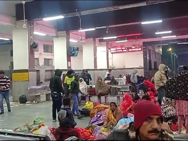 पिछले कई दिनों से लेट चल रहीं ट्रेनें