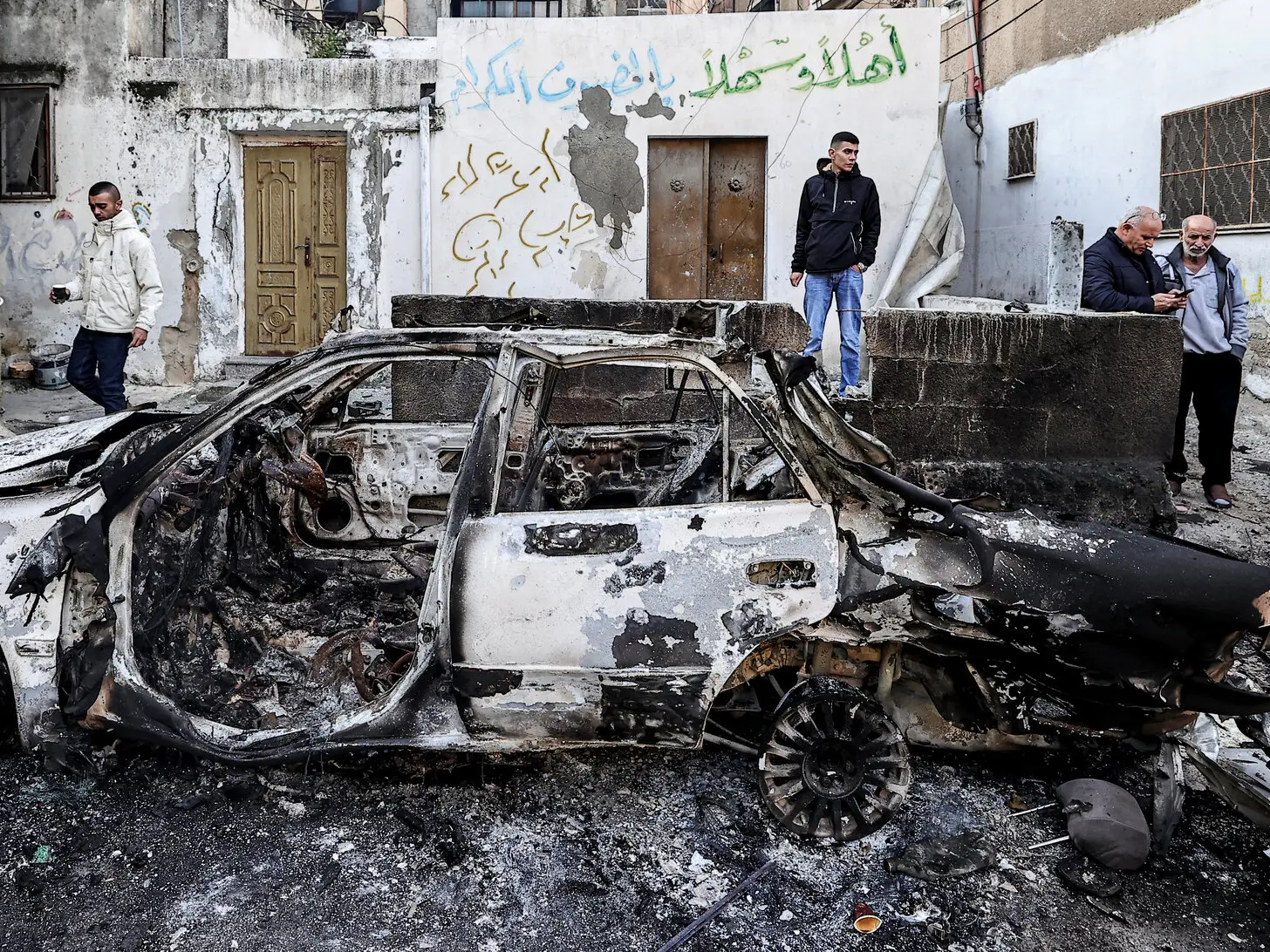 बुधवार को गाजा के नूर शम्स रिफ्यूजी कैम्प पर हमले में कई लोग मारे गए। - Dainik Bhaskar