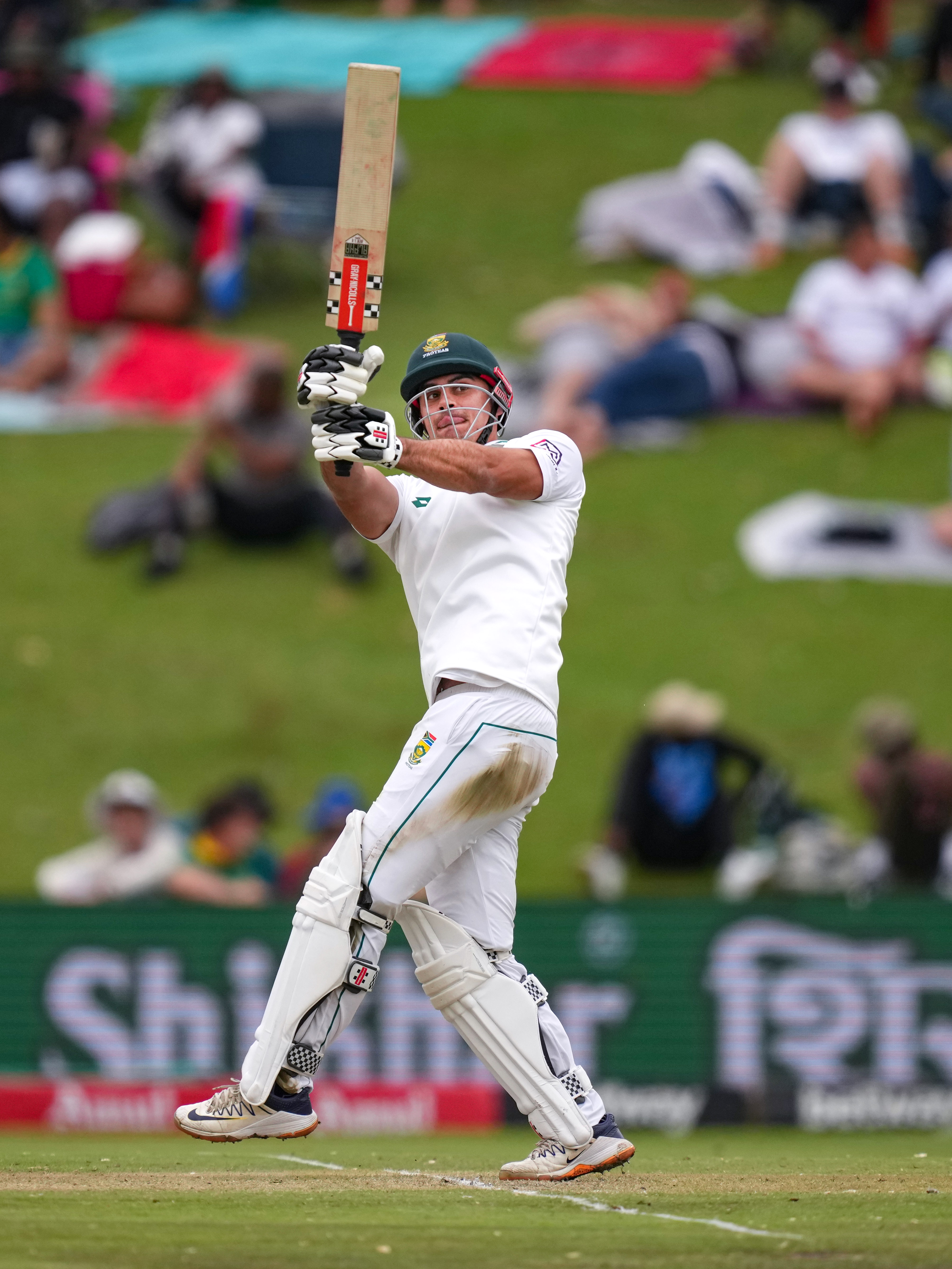 डेब्यूटांट डेविड बेडिंघम ने 80 बॉल पर अपनी फिफ्टी पूरी की।