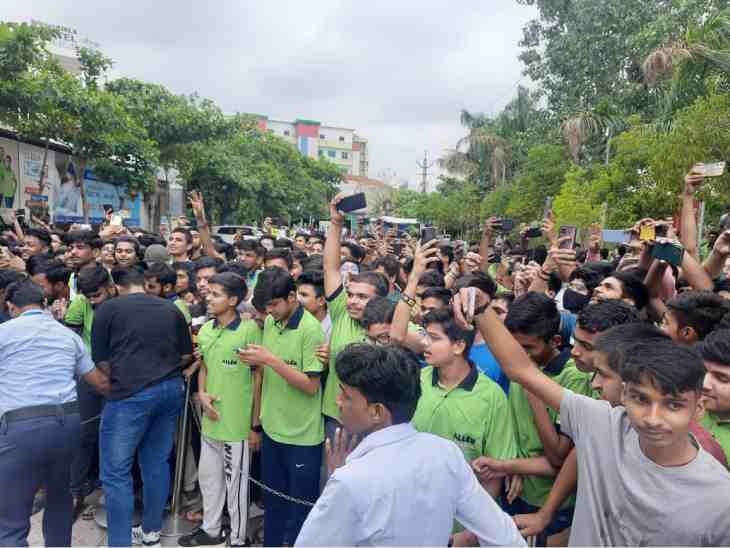 गाइड लाइन के तहत न्यू ईयर की रात स्टूडेंट्स सड़कों पर नहीं घूम सकेंगे।