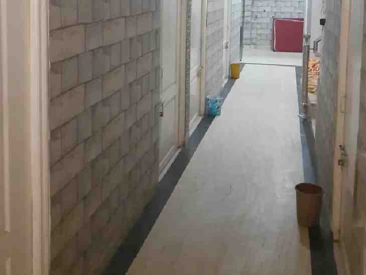 गाइड लाइन के तहत गैलरी से छत तक जाने के रास्ते को बंद करना होगा। हॉस्टल की छतों पर ताले भी लगाए जाएंगें।