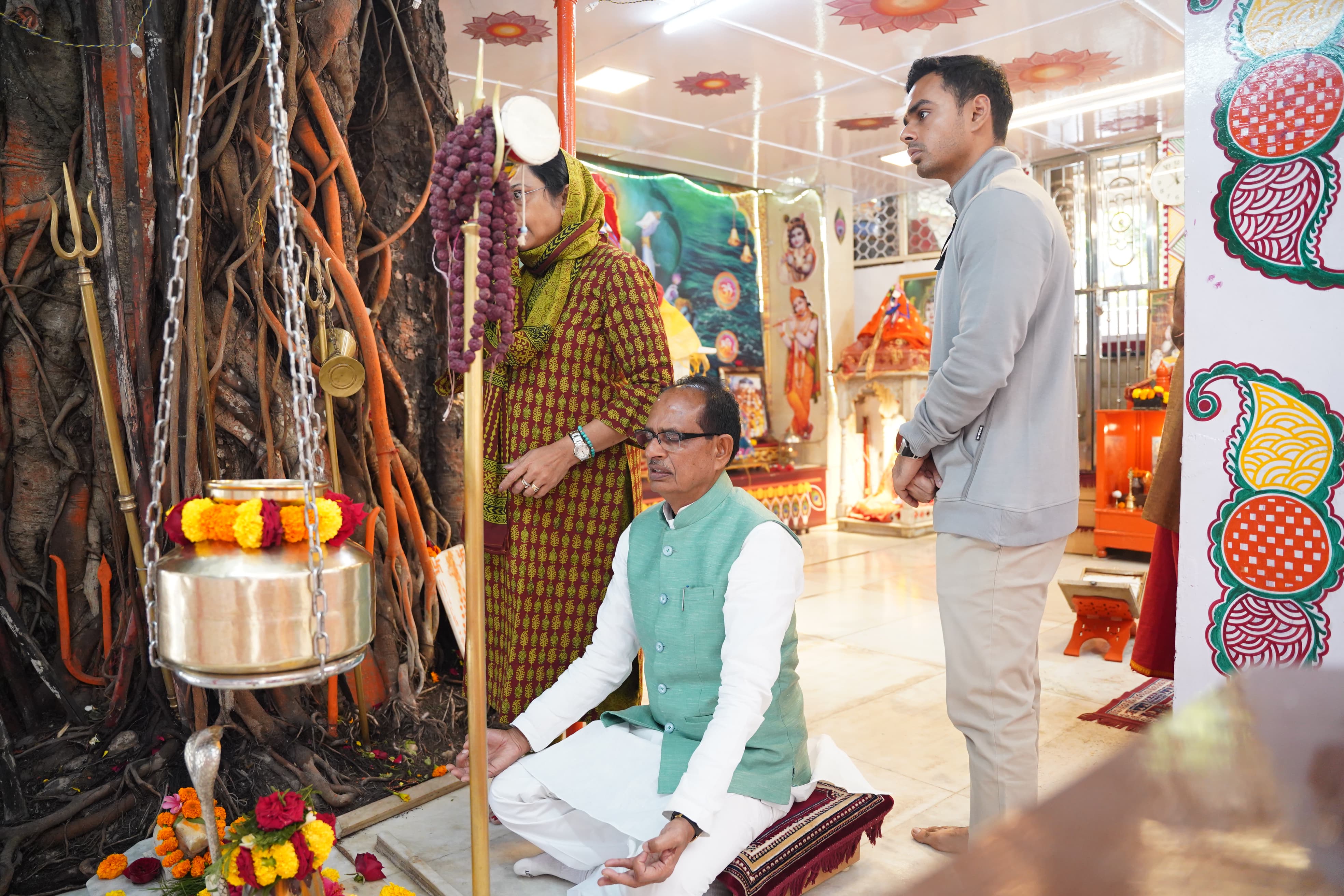 शिवराज ने सीएम हाउस खाली करने से पहले परिवार सहित मंदिर में भगवान के दर्शन किए।