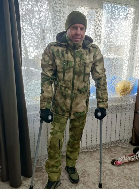 तस्वीर 45 साल के ओलेग रयबकिन की है। वो बिना सहारे खड़े नहीं हो पाते।