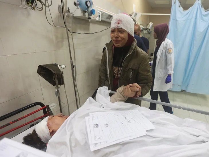 गाजा में हुए इजराइली हमले में मां-बेटी घायल हो गए। उन्हें अस्पताल में भर्ती करवाया गया।