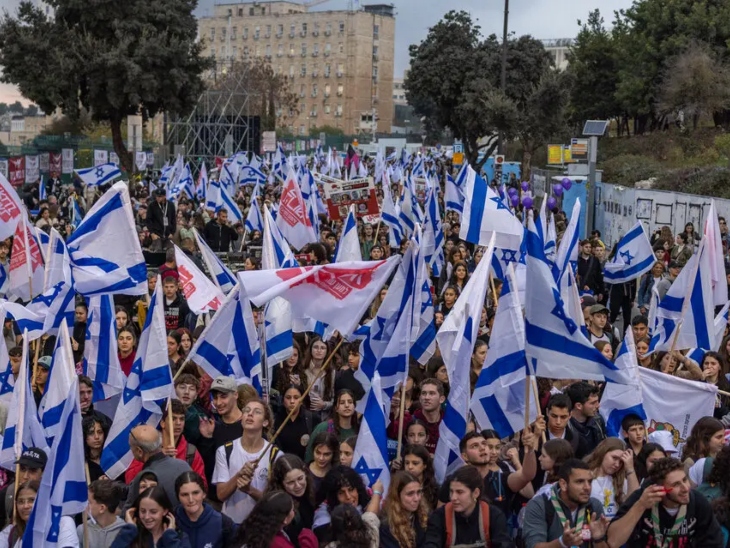 तेल अवीव में हमास की कैद में बंद लोगों की आजादी को लेकर प्रदर्शन हो रहा है।