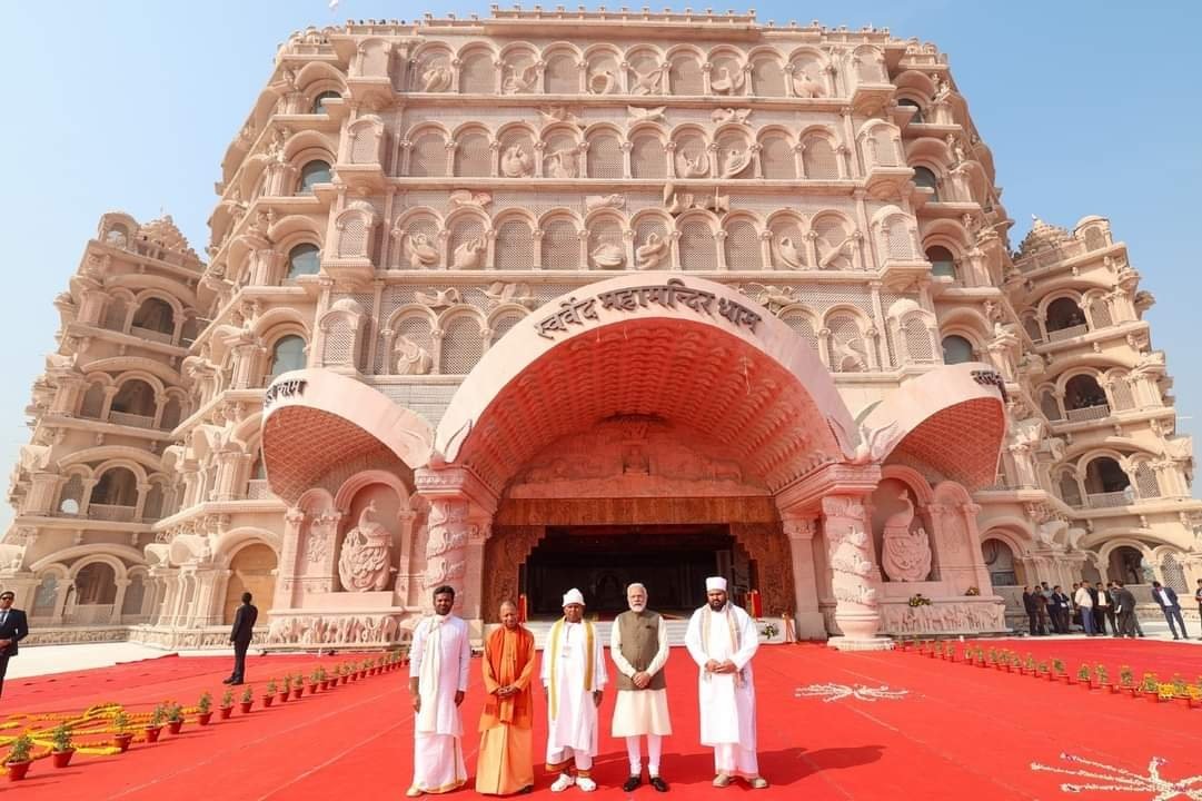 इस मंदिर में एक साथ 20 हजार लोग मेडिटेशन कर सकते हैं।