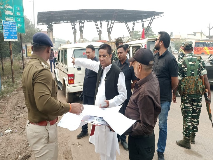 कोसा नाला टोल प्लाजा को तोड़ने के निर्देश देते हुए विधायक रिकेश सेन। - Dainik Bhaskar