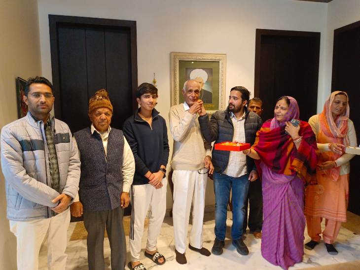 विश्नोई के परिवार के लोगों ने शपथ लेने तक अपनी खुशी छुपाकर रखी। जब नाम पुकारा गया तो सभी का मुंह मीठा करवाया।