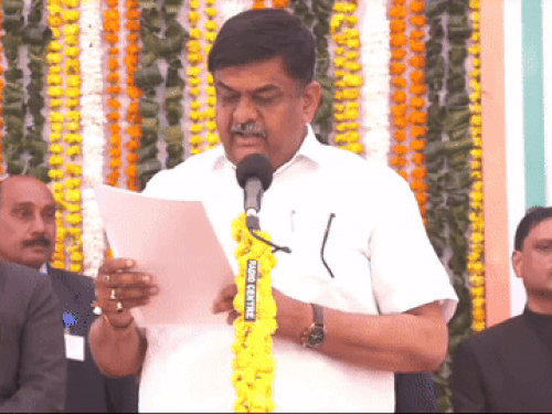 संजय शर्मा भी पहली बार मंत्री बने हैं। जैसे ही लोगों को पता चला तो बड़ी संख्या में कार्यकर्ता उनके घर पहुंचे थे।