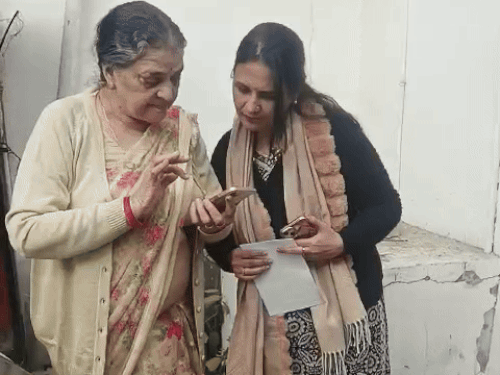 ये संजय शर्मा की माताजी हैं। बेटे को शपथ लेता देख वे भी भावुक हो गई थीं।