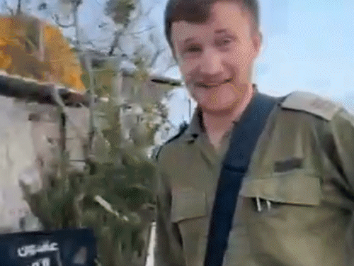 फुटेज सेंट मैरी ग्रीक ऑर्थोडॉक्स चर्च का है। इजराइली सैनिक चर्च को हुए नुकसान की जानकारी दे रहा है।