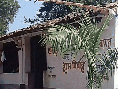 ये बाबूलाल खराड़ी का घर है। वे आज भी इसी कच्चे घर मे परिवार के साथ रहते हैं।