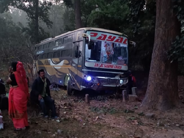 Brakes of moving bus failed, entered drain | चलती बस का ब्रेक फेल, नाली ...