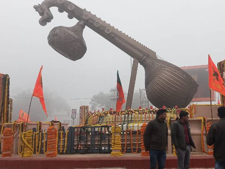 लता मंगेशकर चौक को फूलों और भगवा झंडे से सजाया गया है।