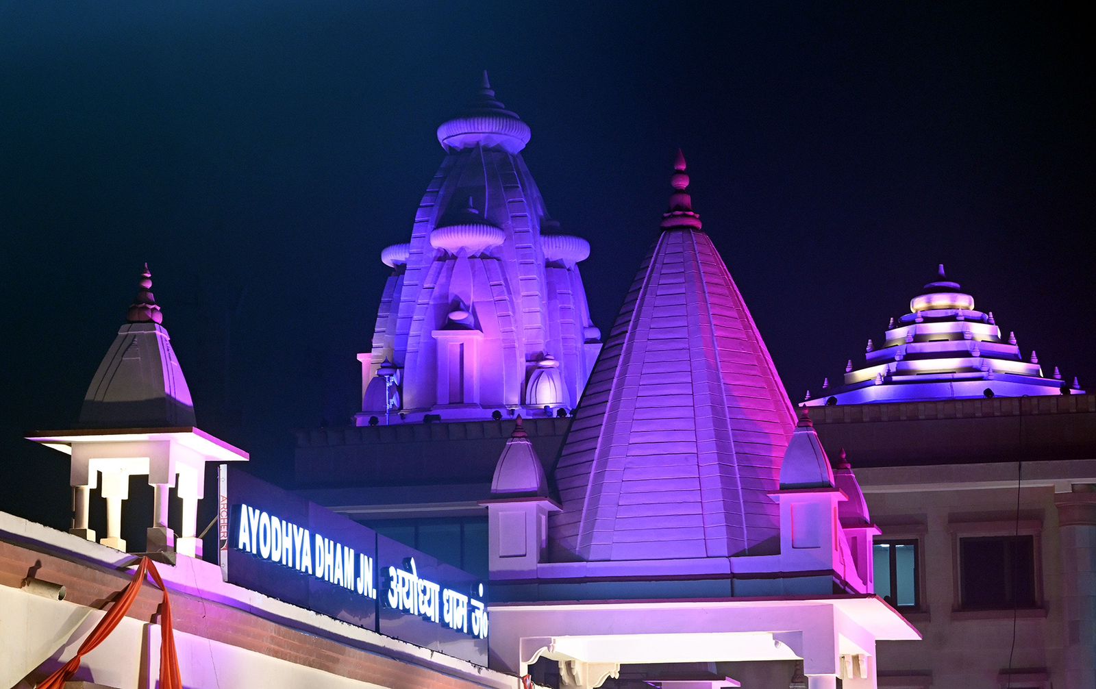 रेलवे स्टेशन के भवन को राम मंदिर की तर्ज पर बनाया गया है। जो इसकी शोभा को बढ़ा रहे।