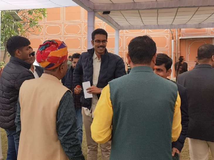 कोलायत विधायक अंशुमान सिंह भाटी शपथ ग्रहण से करीब एक घंटे पहले राजभवन पहुंचे।