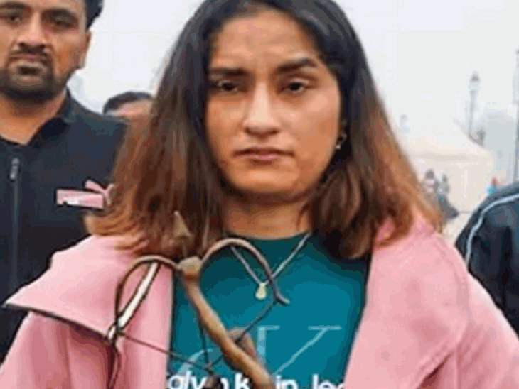 राष्ट्रीय नेता राहुल गांधी ने भी प्रधानमंत्री पर हमला बोला है। उन्होंने एक्स पर पोस्ट कर लिखा कि देश की हर बेटी के लिए आत्मसम्मान पहले है, अन्य कोई भी पदक या सम्मान उसके बाद। - Dainik Bhaskar