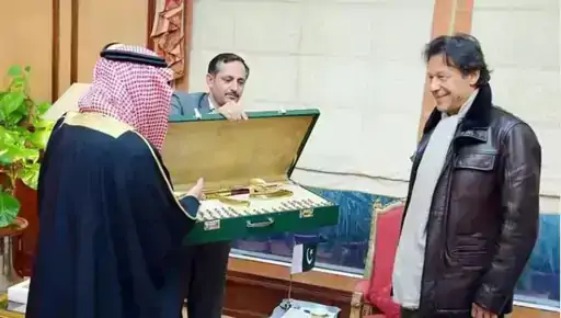 तस्वीर जनवरी 2019 की है। सऊदी गवर्नर तबुक प्रिंस फहद बिन सुल्तान बिन अब्दुल अजीज अल सऊद ने इमरान को 'गोल्ड कलाश्निकोव' का तोहफा और गोलियां भेंट की थीं।