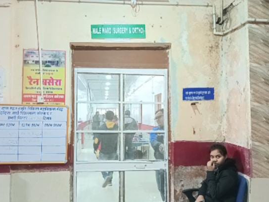 क्रिसमस के बाद भी परिजन रेलवे कॉलोनी में ठहरे हुए हैं।